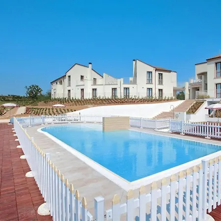 In With Sea View & Pool Apartman