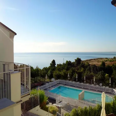 Apartman In With Sea View & Pool
