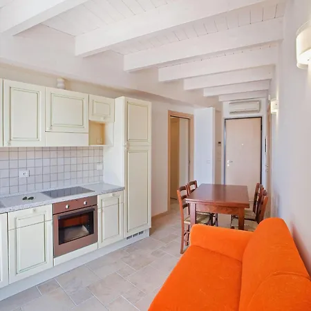 In With Sea View & Pool Apartman