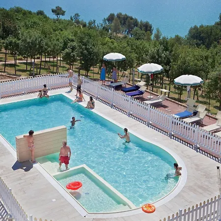In With Sea View & Pool Apartman